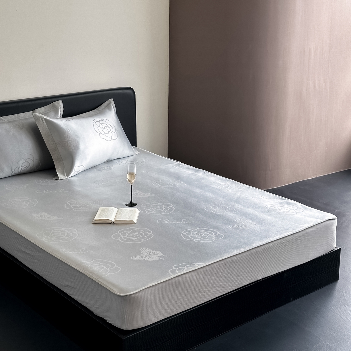 91家纺网 家纺一手货源 找家纺 三味舒屋 2026新款臻品提花冰丝席凉席席子 茶与蝶床笠