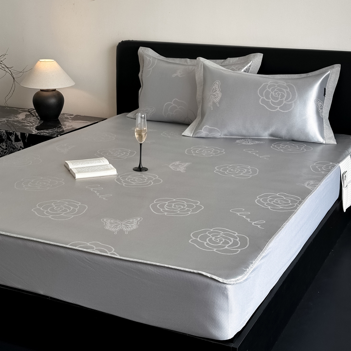 91家纺网 家纺一手货源 找家纺 三味舒屋 2026新款臻品提花冰丝席凉席席子 茶与蝶床笠