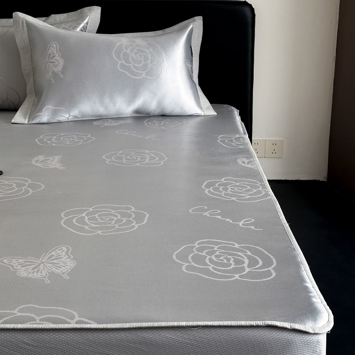 91家纺网 家纺一手货源 找家纺 三味舒屋 2026新款臻品提花冰丝席凉席席子 茶与蝶床笠