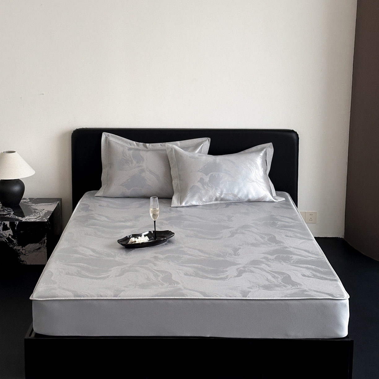 91家纺网 家纺一手货源 找家纺 三味舒屋 2026新款臻品提花冰丝席凉席席子 雾影床笠