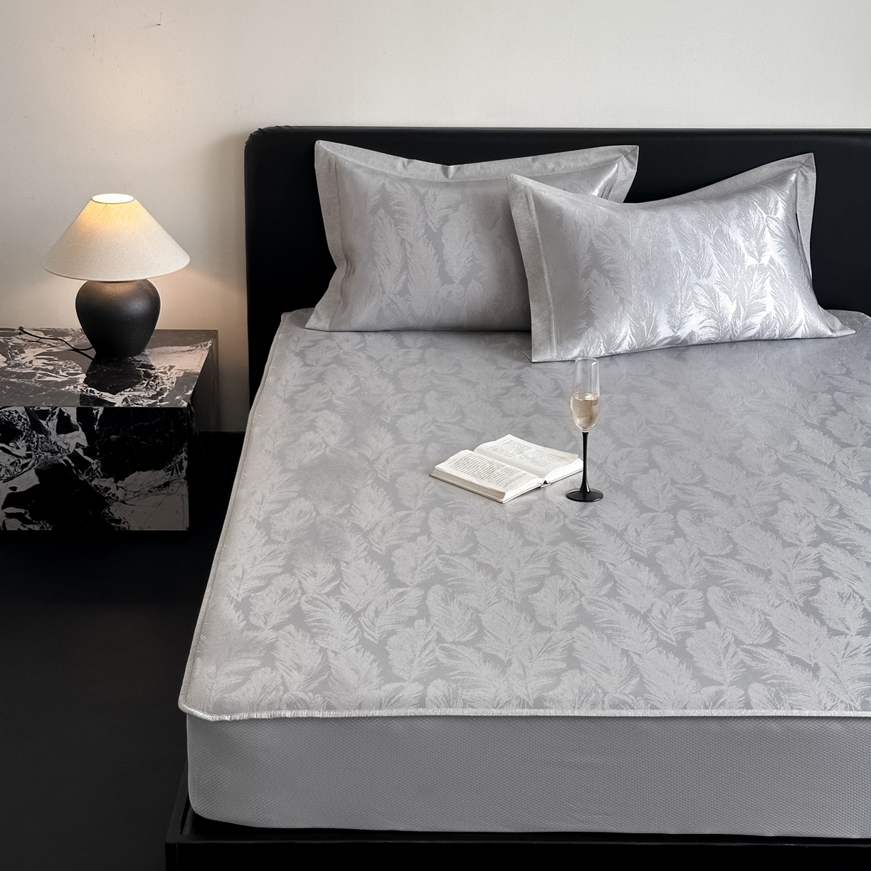 91家纺网 家纺一手货源 找家纺 三味舒屋 2026新款臻品提花冰丝席凉席席子 绒羽床笠