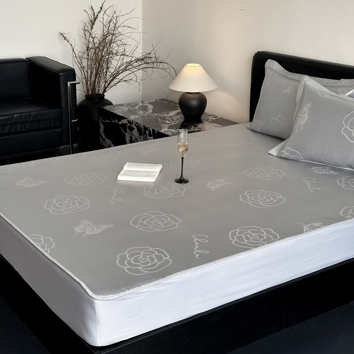 91家纺网 家纺一手货源 找家纺 三味舒屋 2026新款臻品提花冰丝席凉席席子 茶与蝶床笠