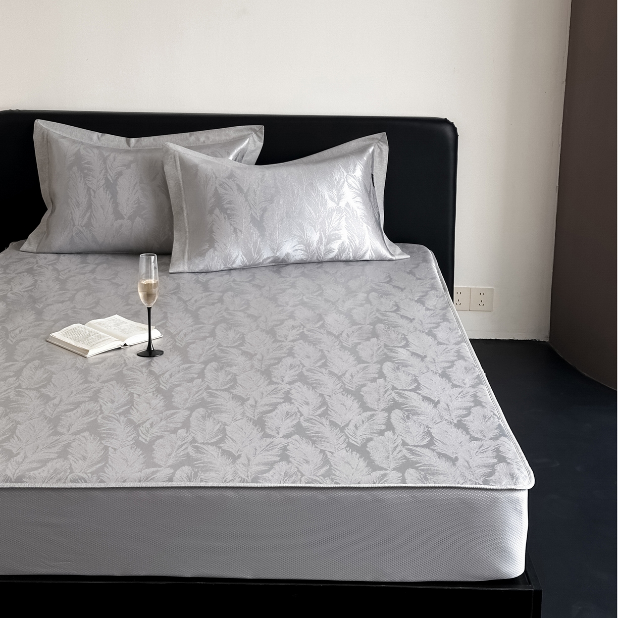 91家纺网 家纺一手货源 找家纺 三味舒屋 2026新款臻品提花冰丝席凉席席子 绒羽床笠