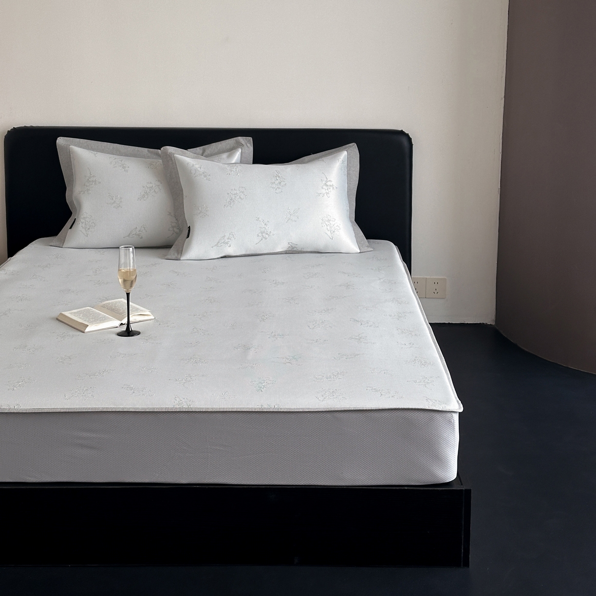 91家纺网 家纺一手货源 找家纺 三味舒屋 2026新款臻品提花冰丝席凉席席子 枝枝床笠