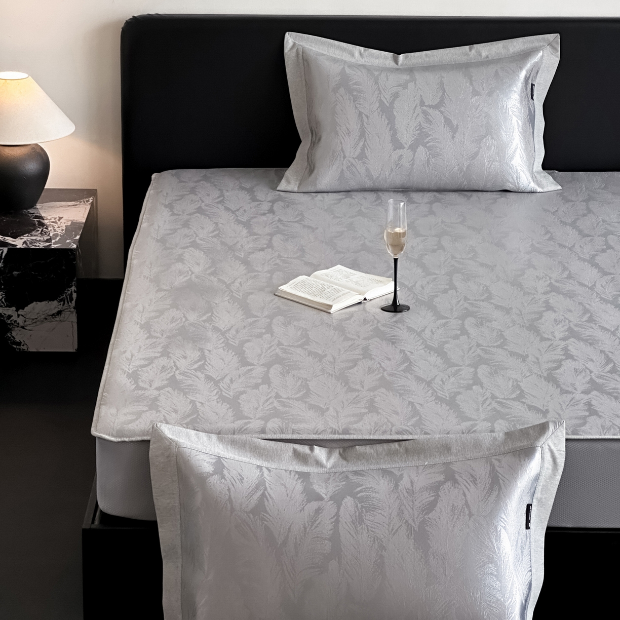 91家纺网 家纺一手货源 找家纺 三味舒屋 2026新款臻品提花冰丝席凉席席子 绒羽床笠