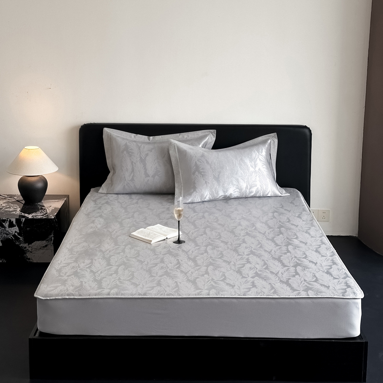 91家纺网 家纺一手货源 找家纺 三味舒屋 2026新款臻品提花冰丝席凉席席子 绒羽床笠