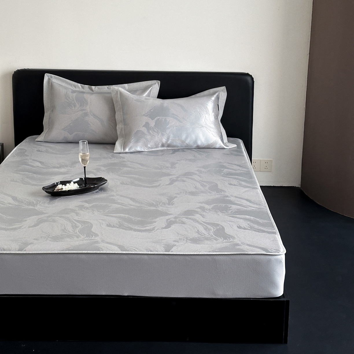 91家纺网 家纺一手货源 找家纺 三味舒屋 2026新款臻品提花冰丝席凉席席子 雾影床笠