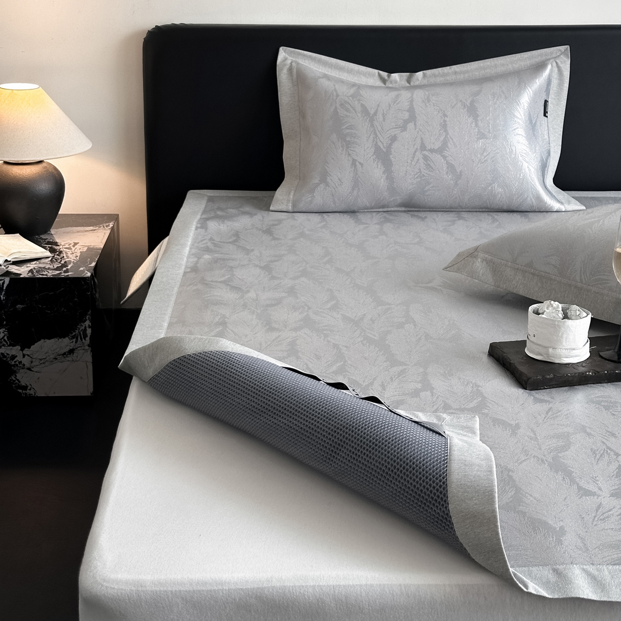 91家纺网 家纺一手货源 找家纺 三味舒屋 2026新款臻品提花冰丝席凉席席子 绒羽床席