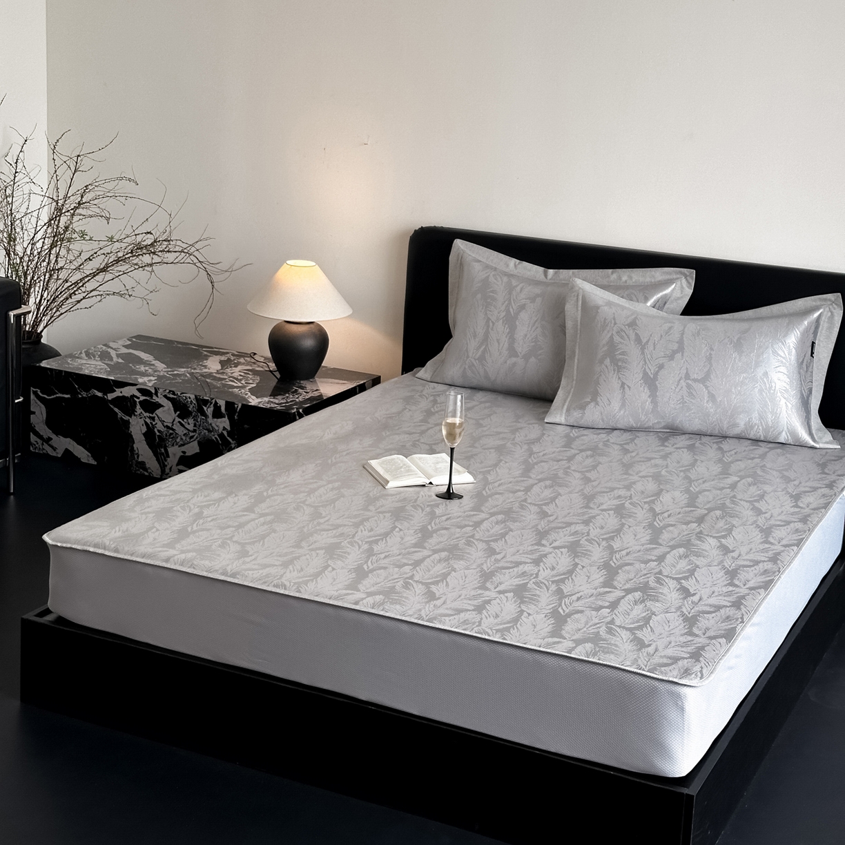 91家纺网 家纺一手货源 找家纺 三味舒屋 2026新款臻品提花冰丝席凉席席子 绒羽床笠