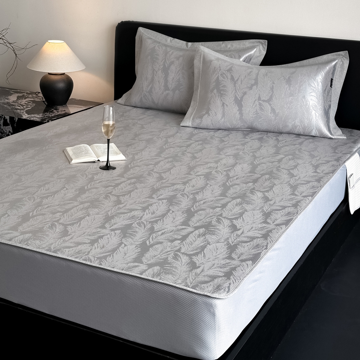 91家纺网 家纺一手货源 找家纺 三味舒屋 2026新款臻品提花冰丝席凉席席子 绒羽床笠