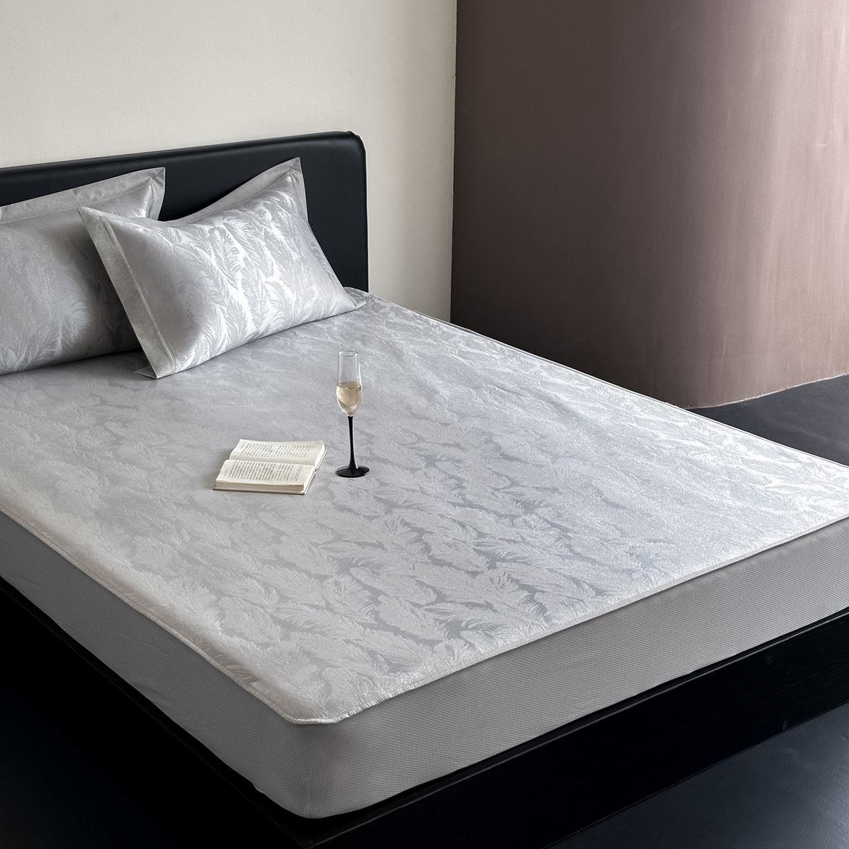 91家纺网 家纺一手货源 找家纺 三味舒屋 2026新款臻品提花冰丝席凉席席子 绒羽床笠