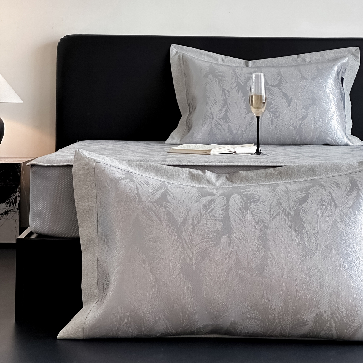 91家纺网 家纺一手货源 找家纺 三味舒屋 2026新款臻品提花冰丝席凉席席子 绒羽床笠