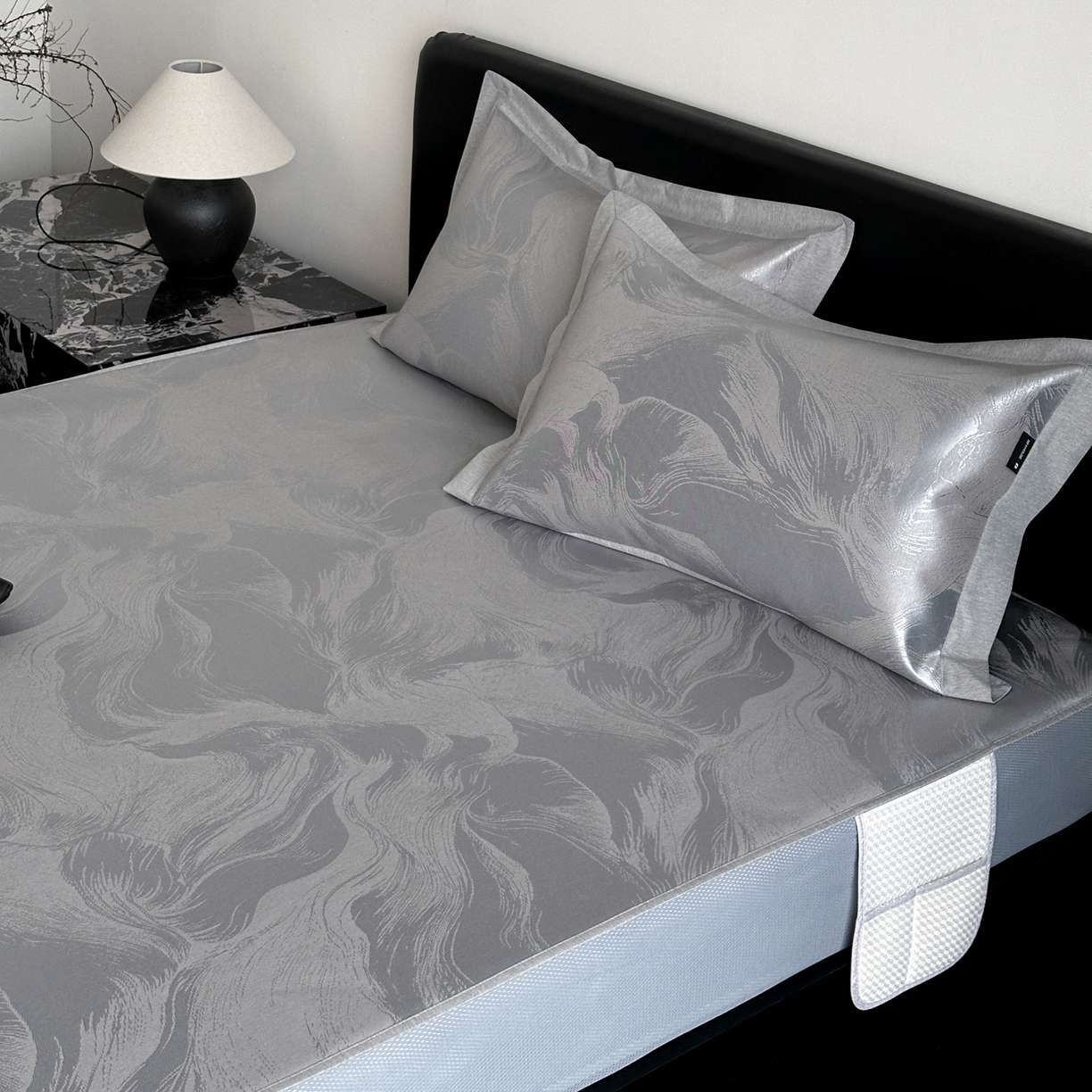 91家纺网 家纺一手货源 找家纺 三味舒屋 2026新款臻品提花冰丝席凉席席子 雾影床笠