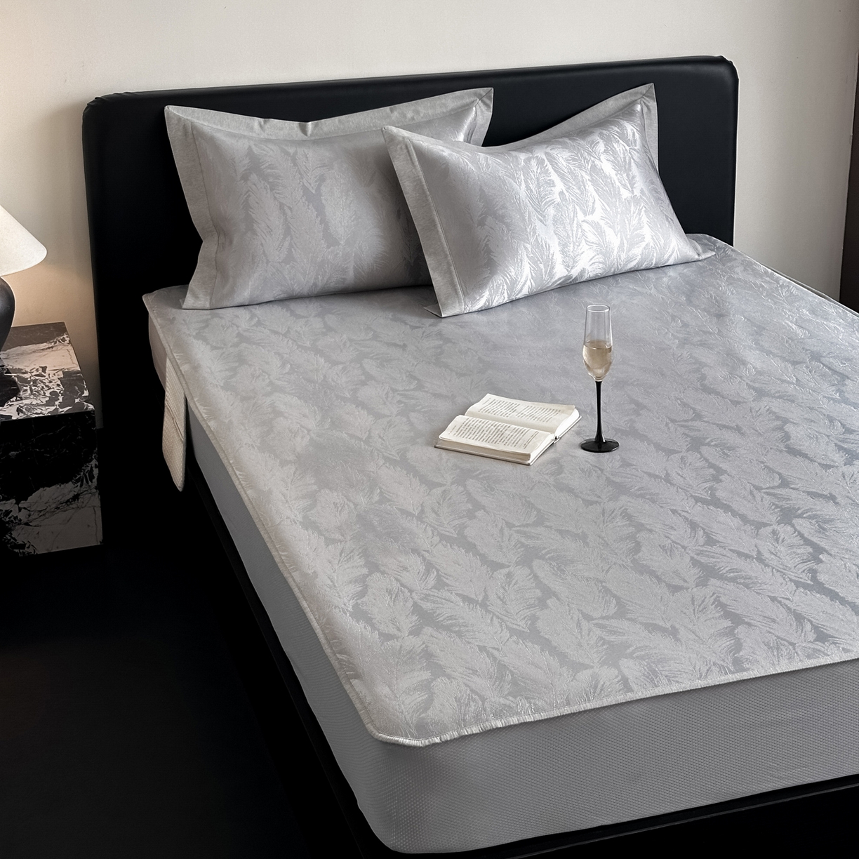 91家纺网 家纺一手货源 找家纺 三味舒屋 2026新款臻品提花冰丝席凉席席子 绒羽床笠