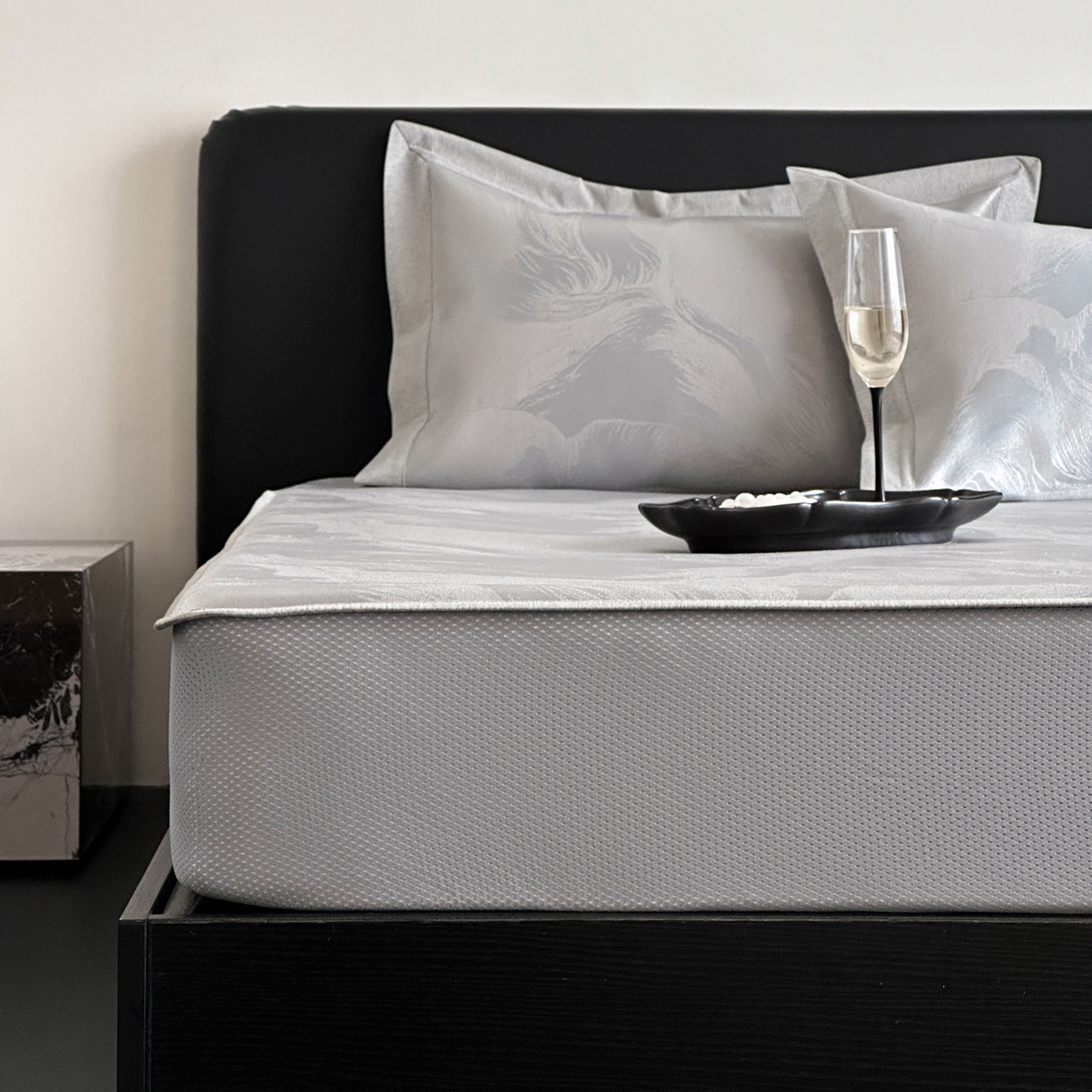 91家纺网 家纺一手货源 找家纺 三味舒屋 2026新款臻品提花冰丝席凉席席子 雾影床笠