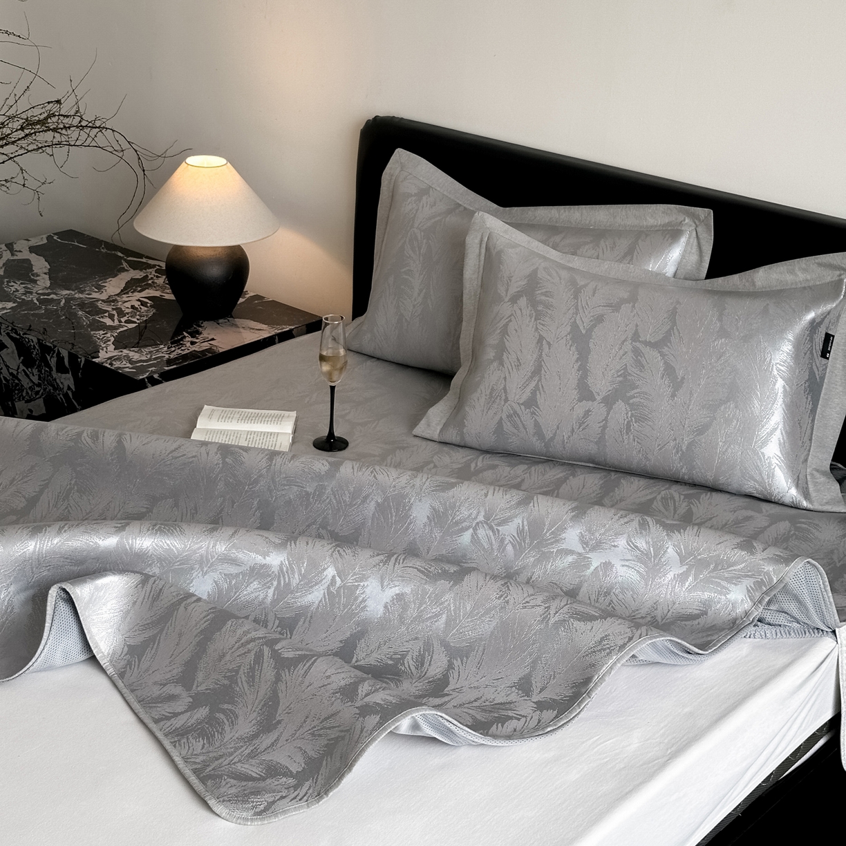 91家纺网 家纺一手货源 找家纺 三味舒屋 2026新款臻品提花冰丝席凉席席子 绒羽床笠