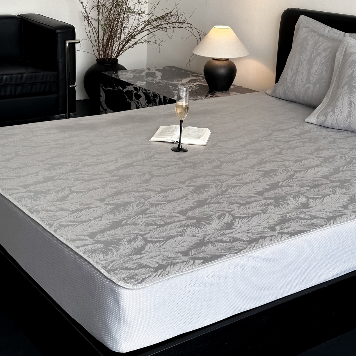 91家纺网 家纺一手货源 找家纺 三味舒屋 2026新款臻品提花冰丝席凉席席子 绒羽床笠