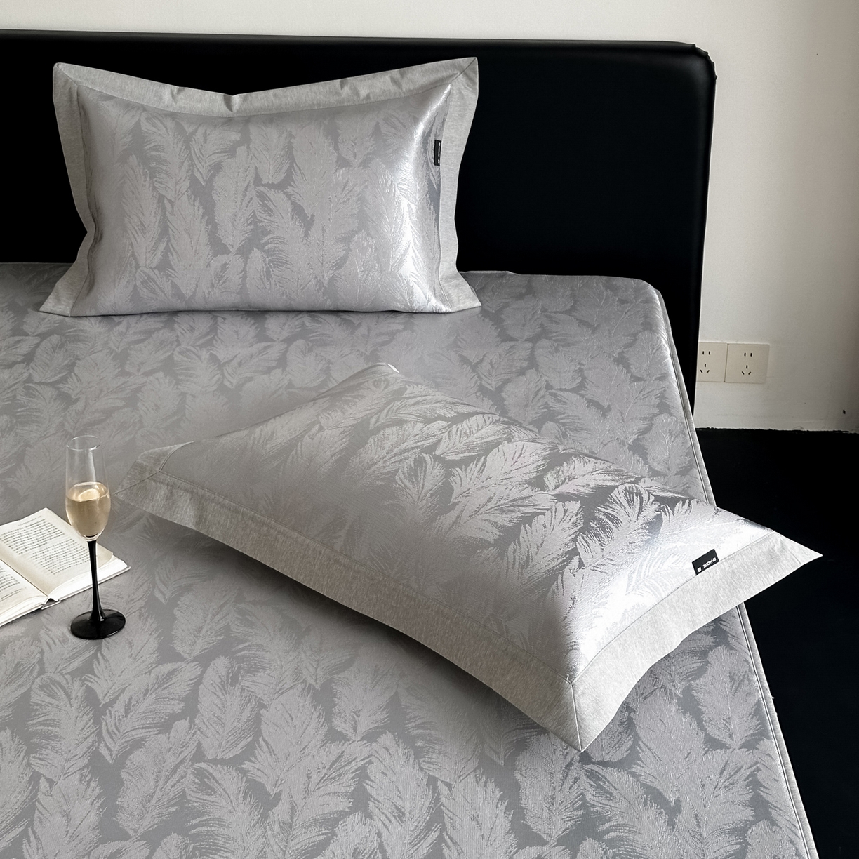 91家纺网 家纺一手货源 找家纺 三味舒屋 2026新款臻品提花冰丝席凉席席子 绒羽床笠