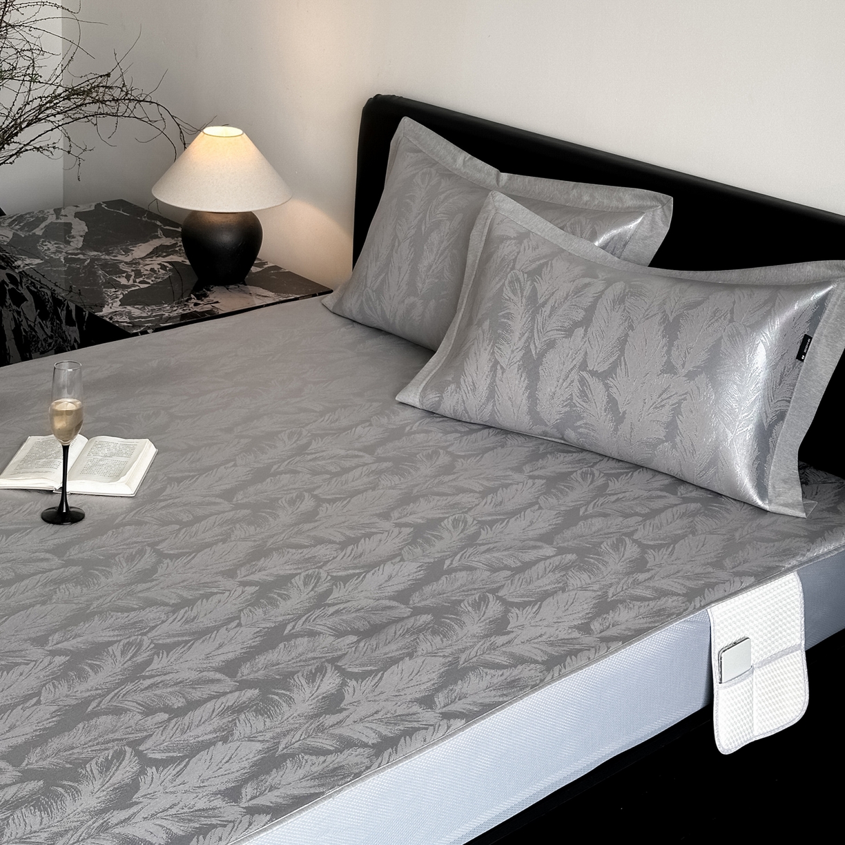 91家纺网 家纺一手货源 找家纺 三味舒屋 2026新款臻品提花冰丝席凉席席子 绒羽床笠