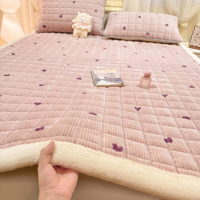 91家纺网 家纺一手货源 找家纺 欧妮家纺 2025新款保暖牛奶绒夹棉床垫床褥子软垫 暖绒边-条纹爱心