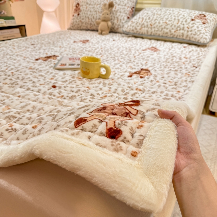 91家纺网 家纺一手货源 找家纺 欧妮家纺 2025新款保暖牛奶绒夹棉床垫床褥子软垫 暖绒边-甜美女孩