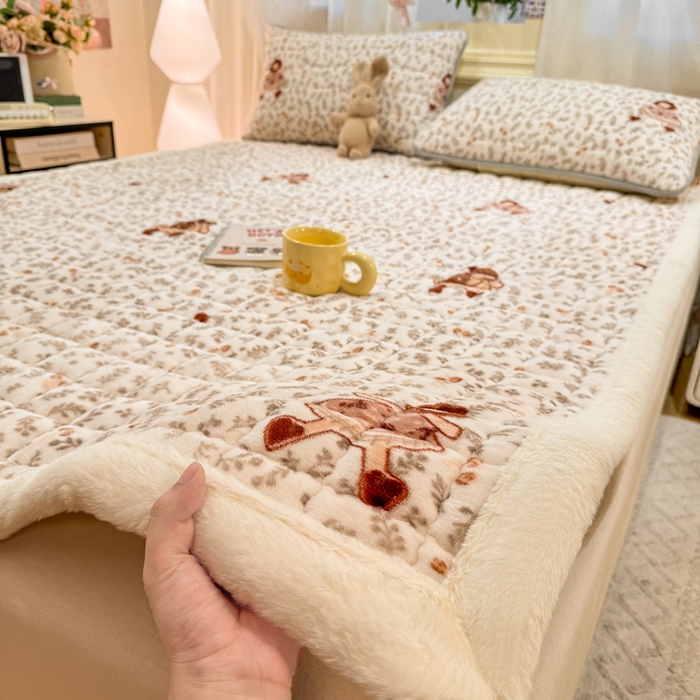 91家纺网 家纺一手货源 找家纺 欧妮家纺 2025新款保暖牛奶绒夹棉床垫床褥子软垫 暖绒边-甜美女孩