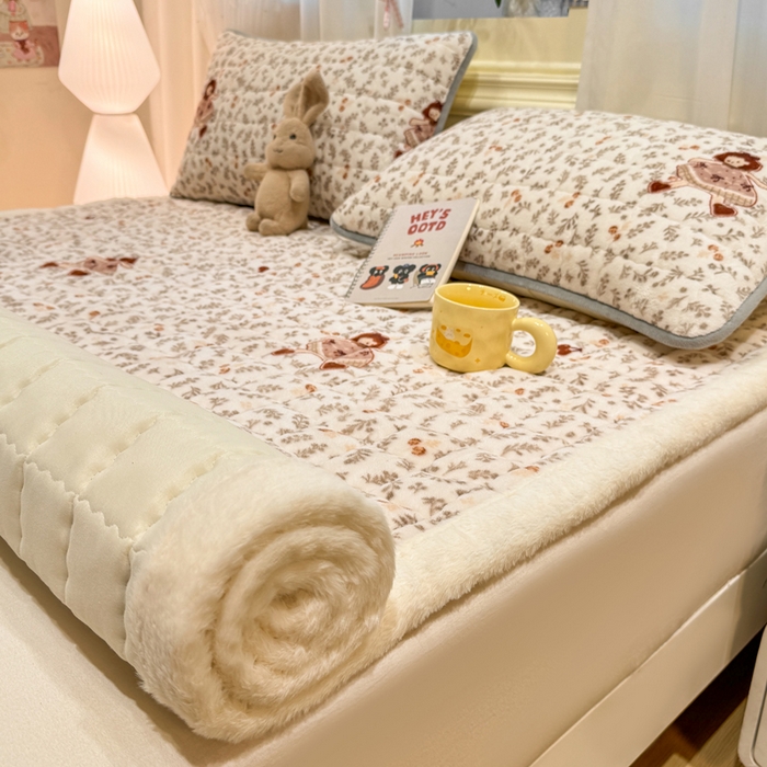 91家纺网 家纺一手货源 找家纺 欧妮家纺 2025新款保暖牛奶绒夹棉床垫床褥子软垫 暖绒边-甜美女孩