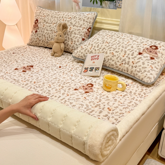 91家纺网 家纺一手货源 找家纺 欧妮家纺 2025新款保暖牛奶绒夹棉床垫床褥子软垫 暖绒边-甜美女孩