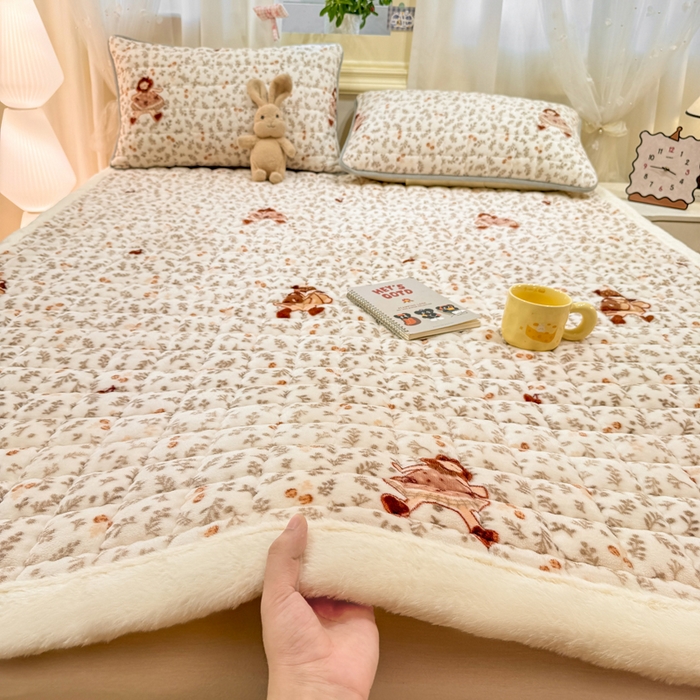 91家纺网 家纺一手货源 找家纺 欧妮家纺 2025新款保暖牛奶绒夹棉床垫床褥子软垫 暖绒边-甜美女孩