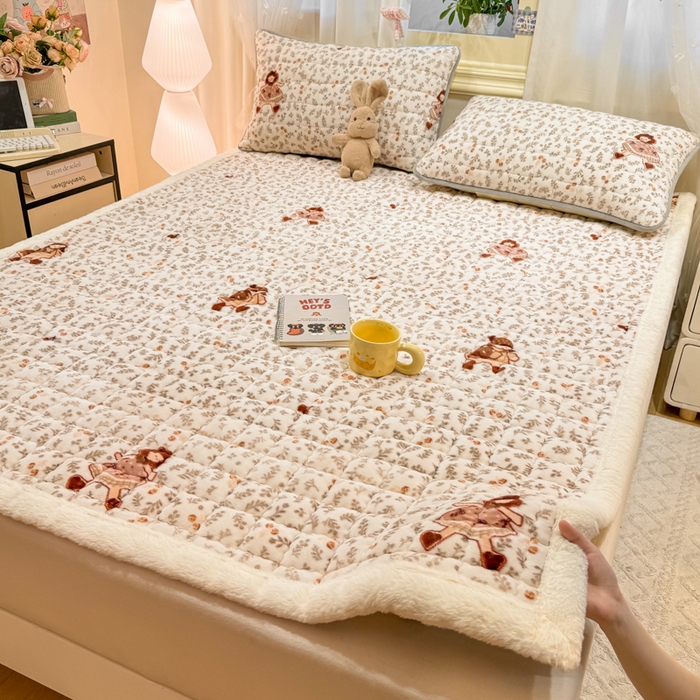 91家纺网 家纺一手货源 找家纺 欧妮家纺 2025新款保暖牛奶绒夹棉床垫床褥子软垫 暖绒边-甜美女孩