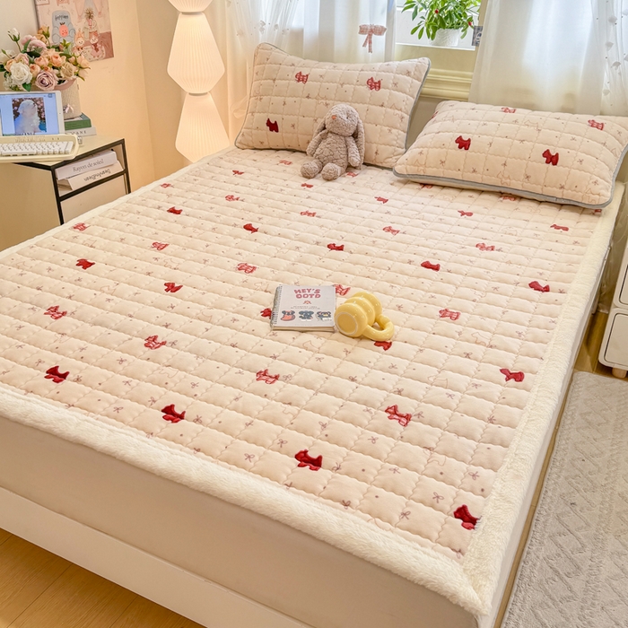 91家纺网 家纺一手货源 找家纺 欧妮家纺 2025新款保暖牛奶绒夹棉床垫床褥子软垫 暖绒边-奶油小狗