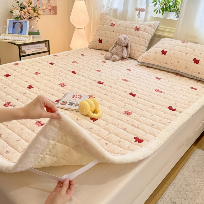 91家纺网 家纺一手货源 找家纺 欧妮家纺 2025新款保暖牛奶绒夹棉床垫床褥子软垫 暖绒边-奶油小狗