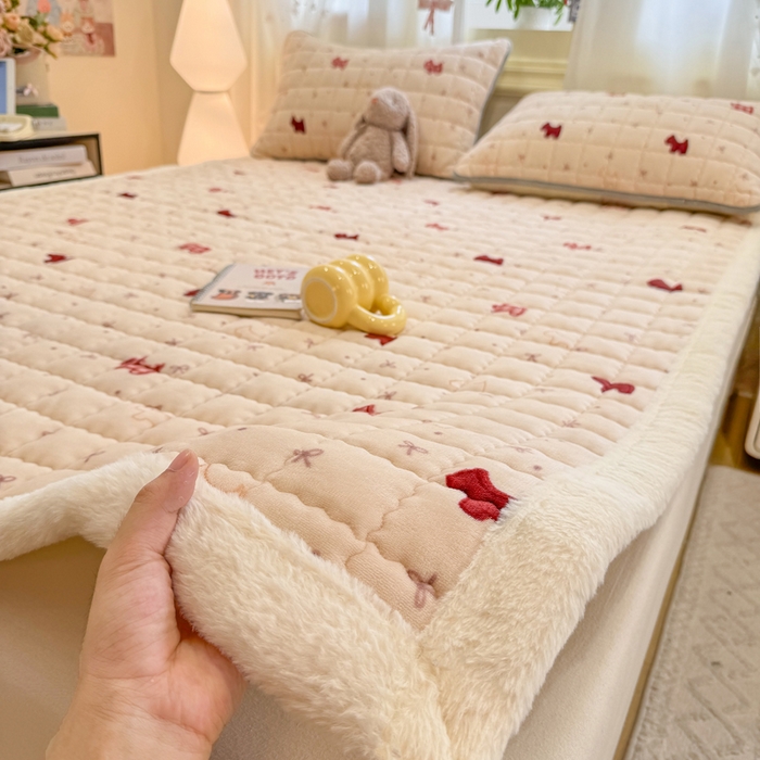 91家纺网 家纺一手货源 找家纺 欧妮家纺 2025新款保暖牛奶绒夹棉床垫床褥子软垫 暖绒边-奶油小狗