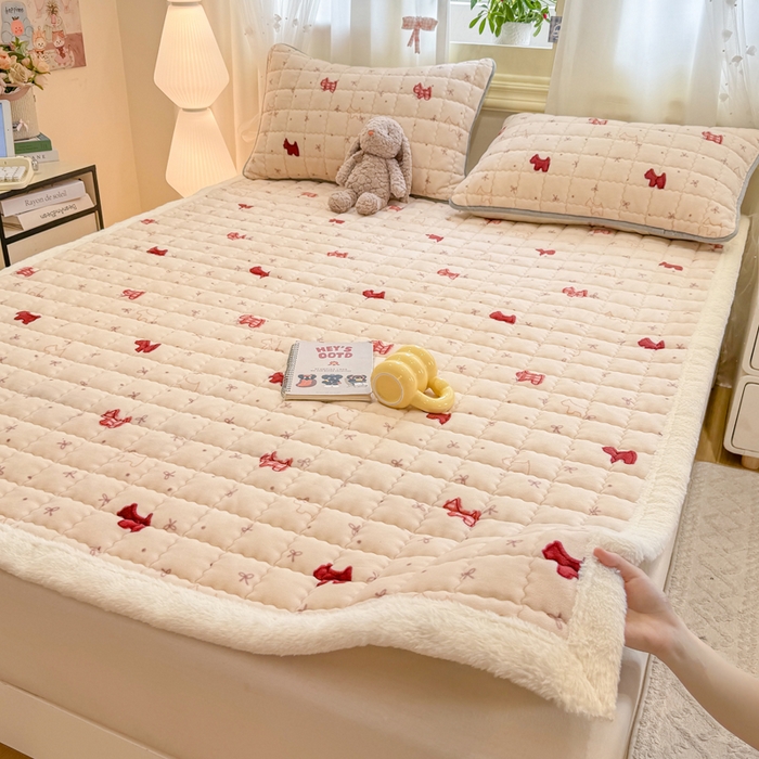 91家纺网 家纺一手货源 找家纺 欧妮家纺 2025新款保暖牛奶绒夹棉床垫床褥子软垫 暖绒边-奶油小狗