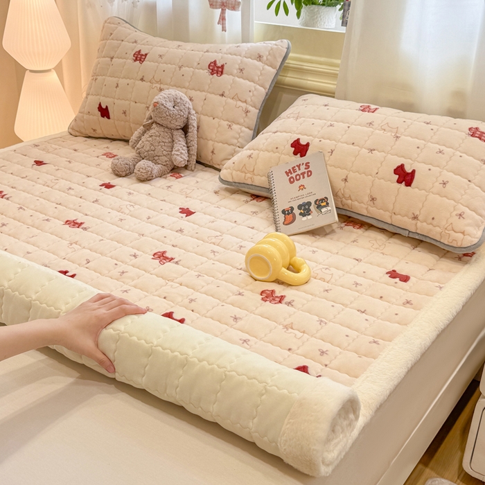 91家纺网 家纺一手货源 找家纺 欧妮家纺 2025新款保暖牛奶绒夹棉床垫床褥子软垫 暖绒边-奶油小狗