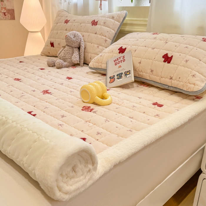 91家纺网 家纺一手货源 找家纺 欧妮家纺 2025新款保暖牛奶绒夹棉床垫床褥子软垫 暖绒边-奶油小狗