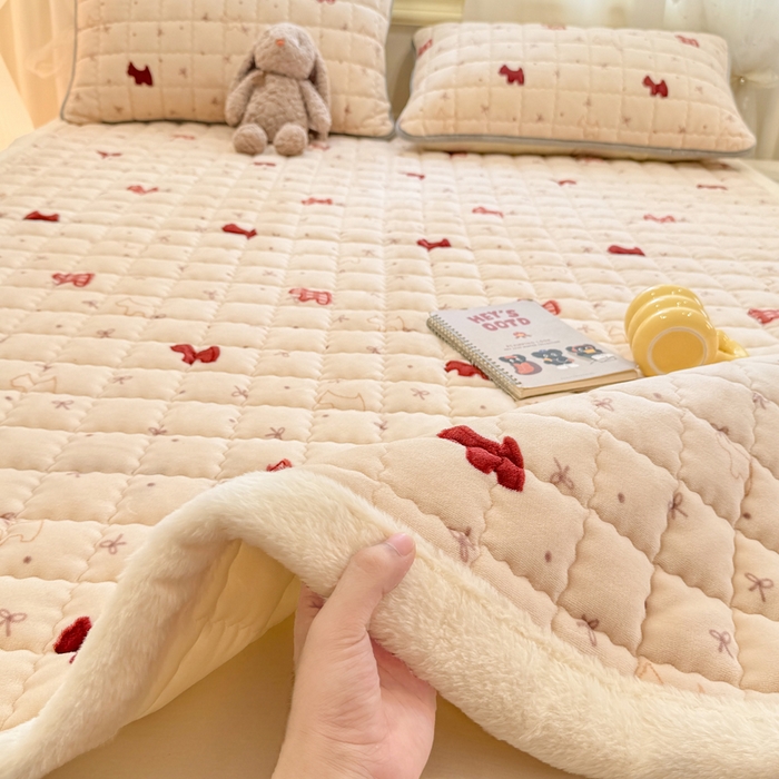 91家纺网 家纺一手货源 找家纺 欧妮家纺 2025新款保暖牛奶绒夹棉床垫床褥子软垫 暖绒边-奶油小狗