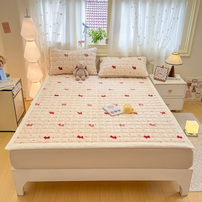 91家纺网 家纺一手货源 找家纺 欧妮家纺 2025新款保暖牛奶绒夹棉床垫床褥子软垫 暖绒边-奶油小狗