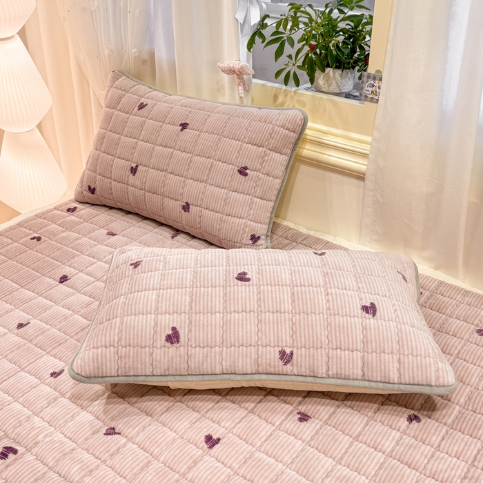 91家纺网 家纺一手货源 找家纺 欧妮家纺 2025新款保暖牛奶绒夹棉床垫床褥子软垫 暖绒边-条纹爱心