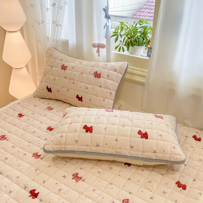 91家纺网 家纺一手货源 找家纺 欧妮家纺 2025新款保暖牛奶绒夹棉床垫床褥子软垫 暖绒边-奶油小狗