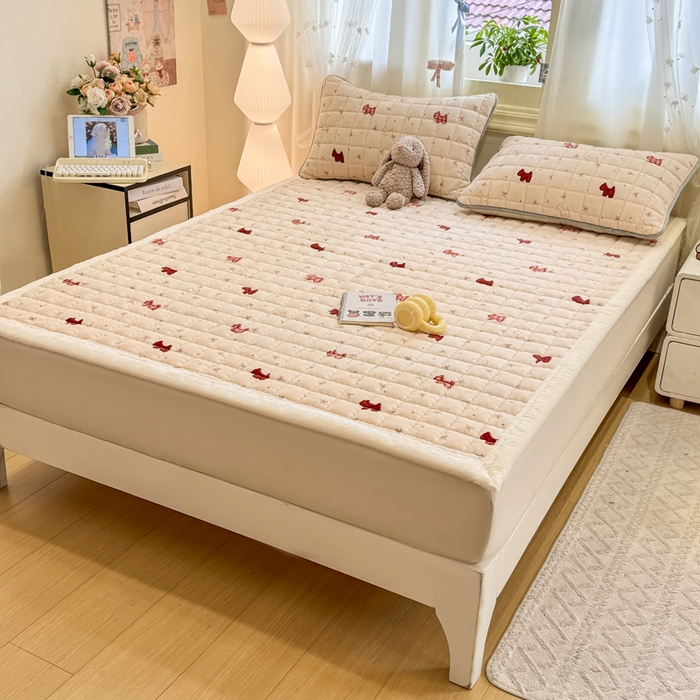 91家纺网 家纺一手货源 找家纺 欧妮家纺 2025新款保暖牛奶绒夹棉床垫床褥子软垫 暖绒边-奶油小狗