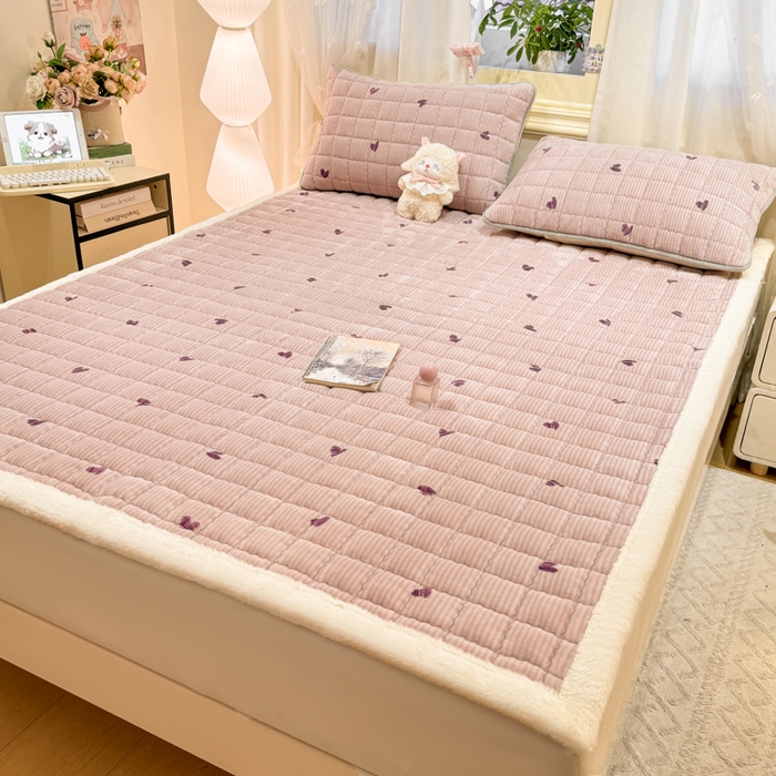 91家纺网 家纺一手货源 找家纺 欧妮家纺 2025新款保暖牛奶绒夹棉床垫床褥子软垫 暖绒边-条纹爱心