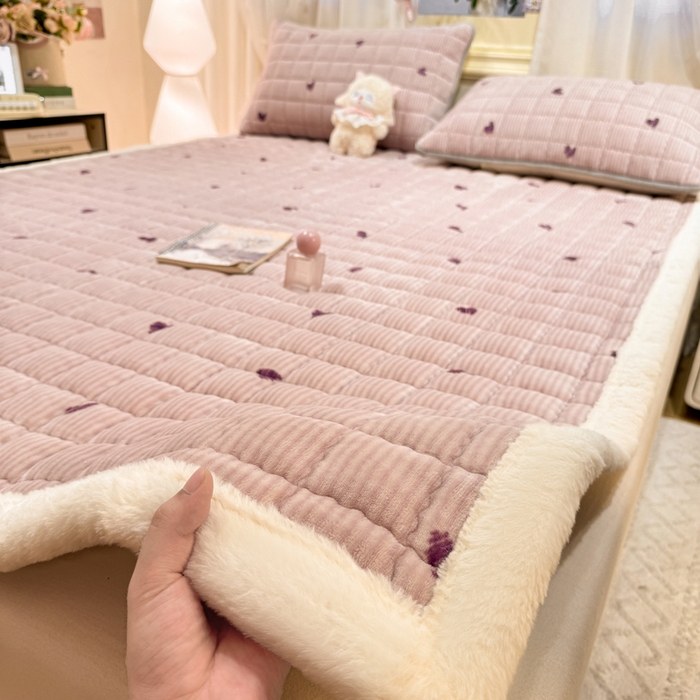91家纺网 家纺一手货源 找家纺 欧妮家纺 2025新款保暖牛奶绒夹棉床垫床褥子软垫 暖绒边-条纹爱心