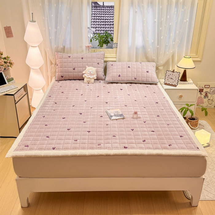 91家纺网 家纺一手货源 找家纺 欧妮家纺 2025新款保暖牛奶绒夹棉床垫床褥子软垫 暖绒边-条纹爱心