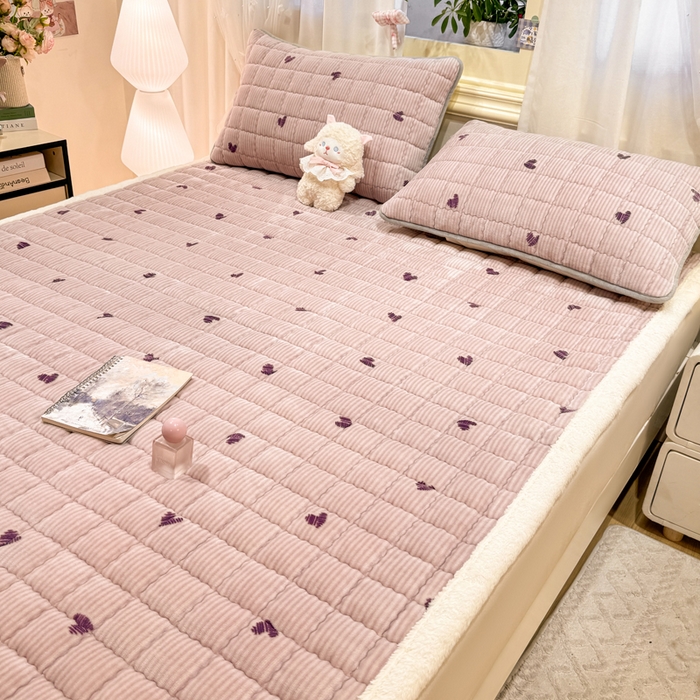 91家纺网 家纺一手货源 找家纺 欧妮家纺 2025新款保暖牛奶绒夹棉床垫床褥子软垫 暖绒边-条纹爱心