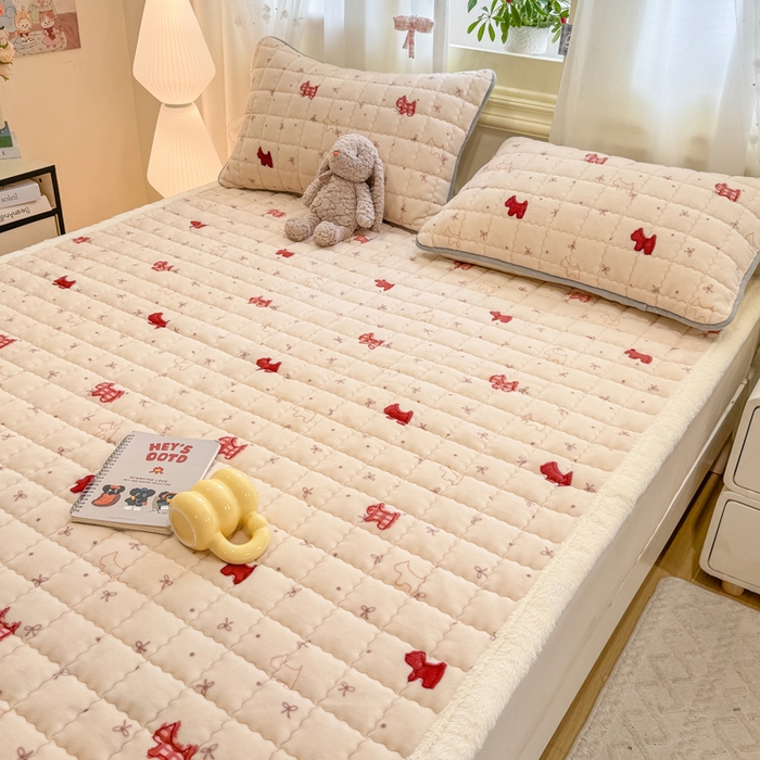 91家纺网 家纺一手货源 找家纺 欧妮家纺 2025新款保暖牛奶绒夹棉床垫床褥子软垫 暖绒边-奶油小狗