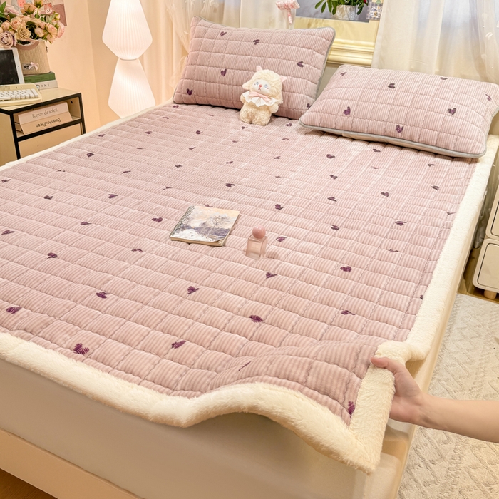 91家纺网 家纺一手货源 找家纺 欧妮家纺 2025新款保暖牛奶绒夹棉床垫床褥子软垫 暖绒边-条纹爱心