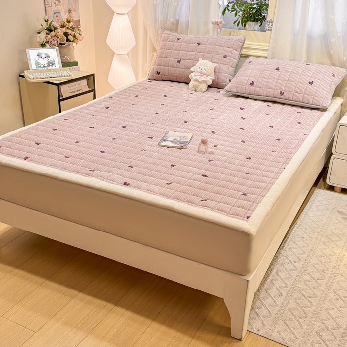 91家纺网 家纺一手货源 找家纺 欧妮家纺 2025新款保暖牛奶绒夹棉床垫床褥子软垫 暖绒边-条纹爱心