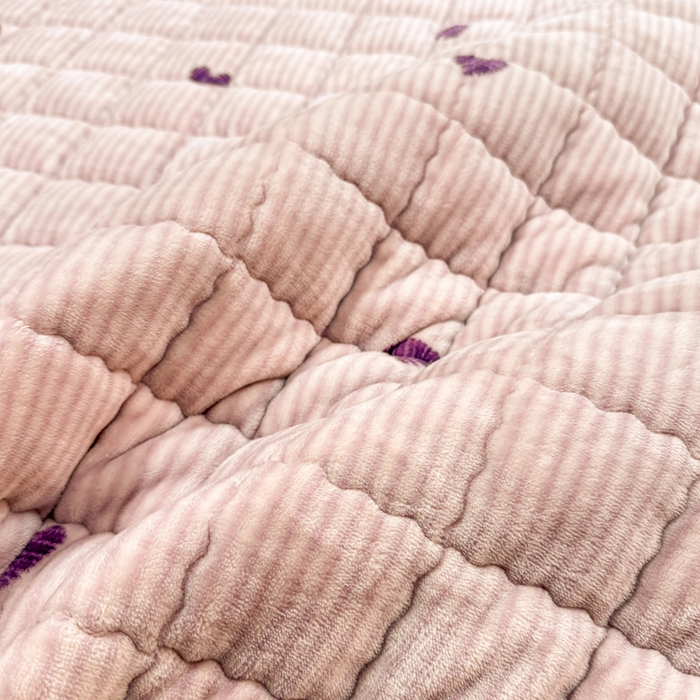 91家纺网 家纺一手货源 找家纺 欧妮家纺 2025新款保暖牛奶绒夹棉床垫床褥子软垫 暖绒边-条纹爱心