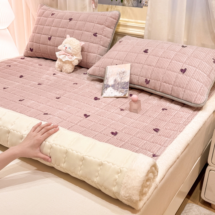91家纺网 家纺一手货源 找家纺 欧妮家纺 2025新款保暖牛奶绒夹棉床垫床褥子软垫 暖绒边-条纹爱心